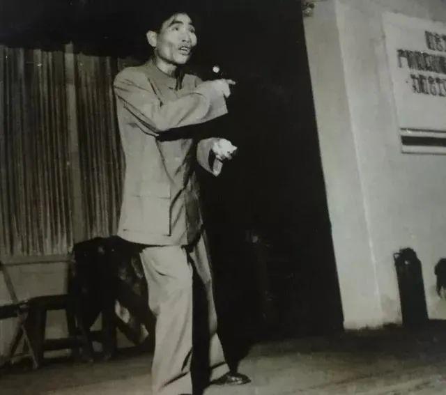 图片7:1965年,山东快书名家杨立德登台表演.
