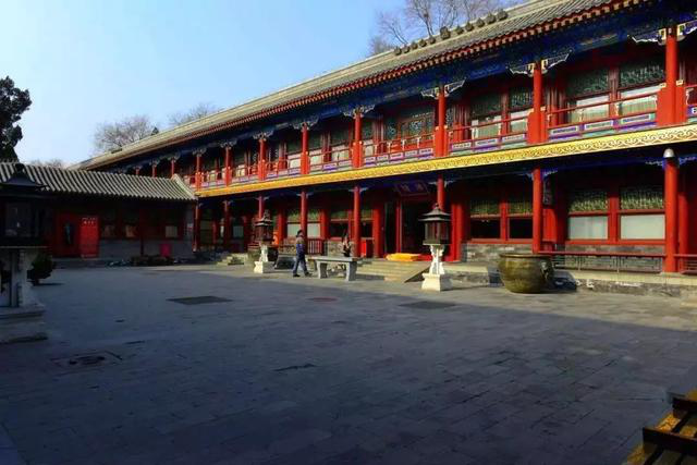 大四合院习惯上称作"大宅门",房屋设置可为5南5北,7南7北,甚至还有9间